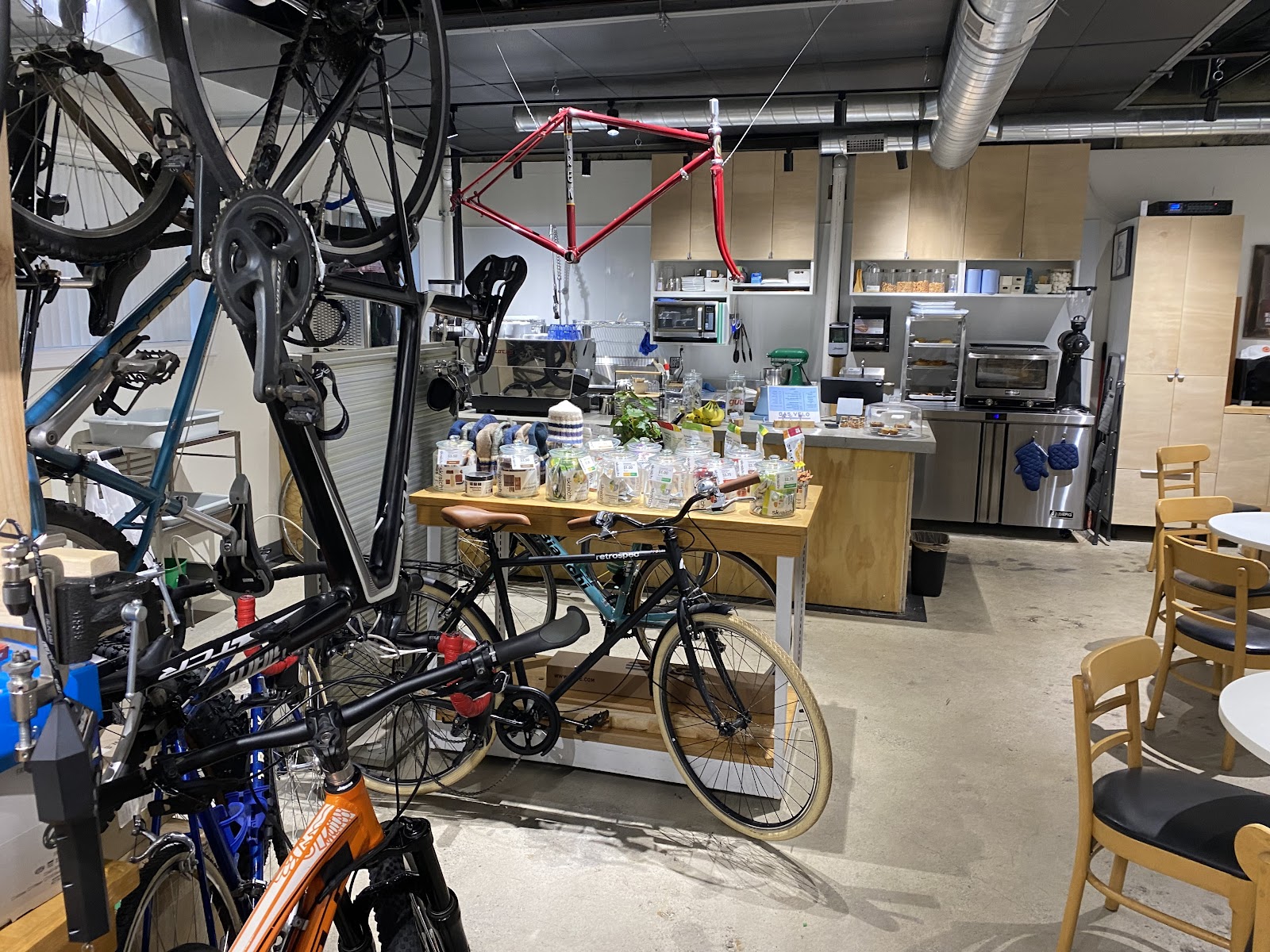 DAS VELO Service Course & Cafe in Oak Park